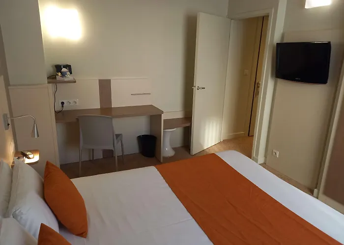 Campanile Centre - Gare 3* 에피날