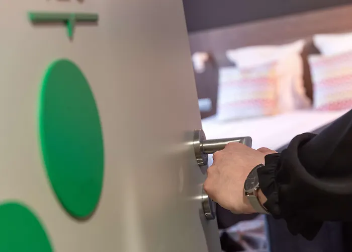 Campanile Centre - Gare 3* 에피날