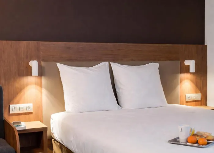 Campanile Centre - Gare 3* 에피날